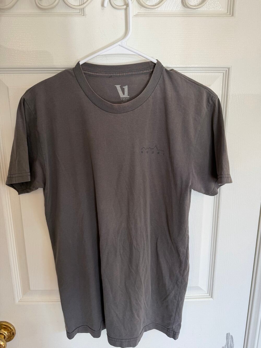 Vuori Men's T Shirt in Grey Size S